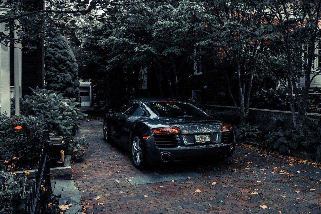 Voiture dans une allée sombre